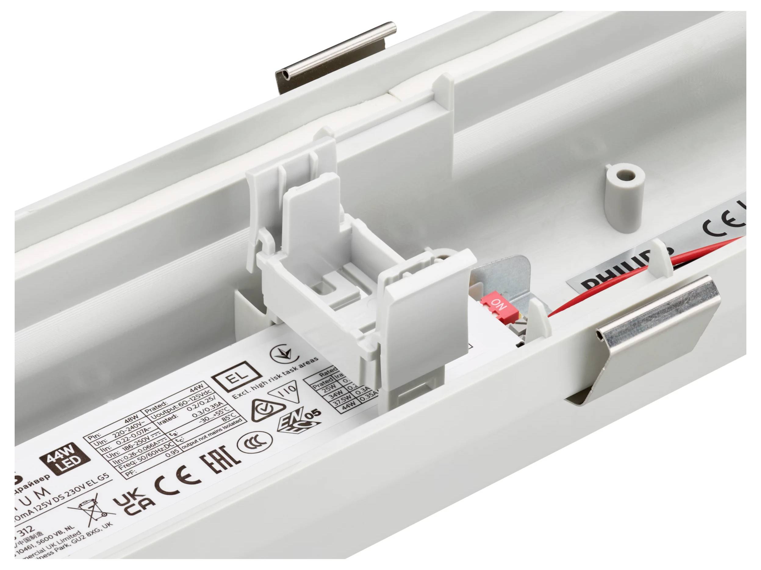 Close-up van een ingebouwde LED-verlichtingsarmatuur met bedrading en montagebracket in een witte behuizing.