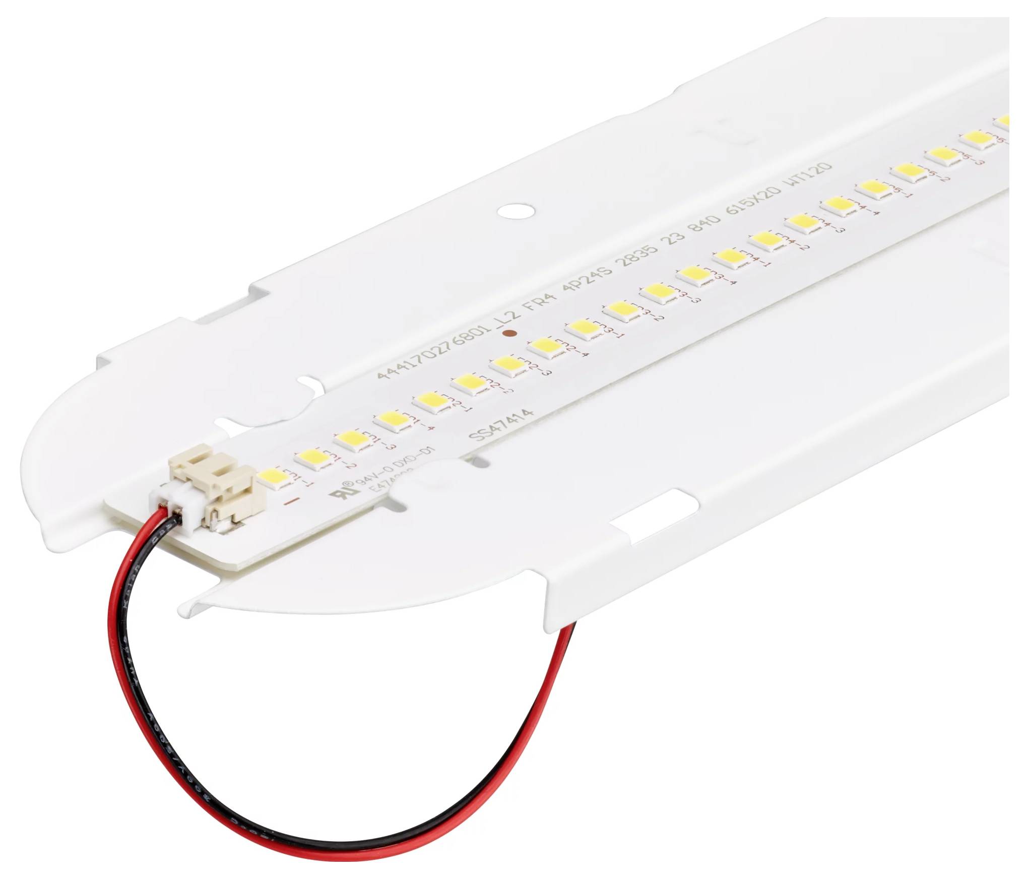LED-lichtstrip gemonteerd op een witte kunststofplaat met rode en zwarte stroomkabels eraan bevestigd.