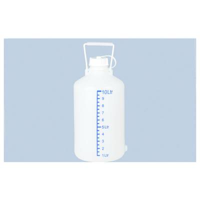 Witte 10-liter plastic spuitertank met handvat, blauwe meetschaal van 1 tot 10 liter, afgebeeld tegen een lichtblauwe achtergrond.
