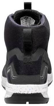 Achteraanzicht van een zwarte atletische schoen met een wit gespikkelde zool, weergegeven tegen een effen witte achtergrond.