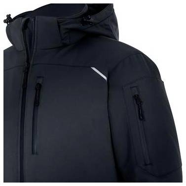 Gedetailleerd beeld van een zwart winterjack met capuchon met ritssluiting op de voorzijde en mouwen met zakken en een kleine reflecterende details op de borst.