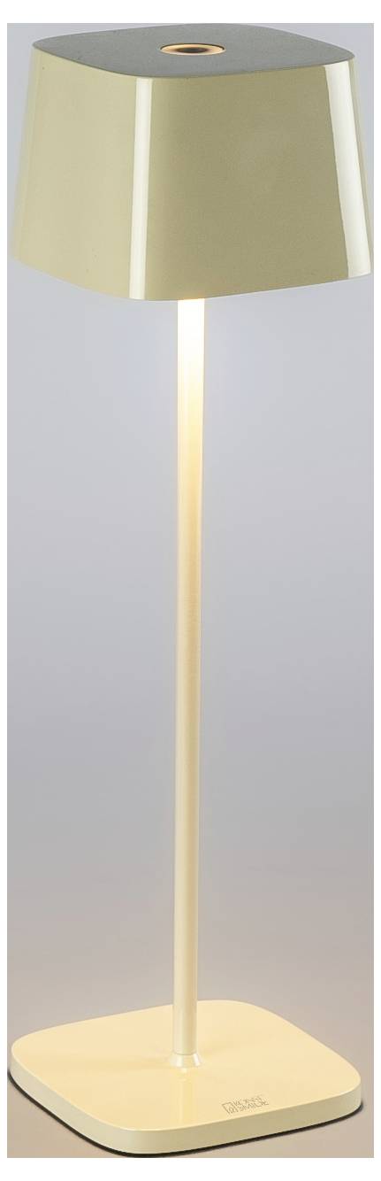 Moderne vloerlamp met een beige taps toelopende kap, slanke centrale paal en vierkante voet, die warm gloeien tegen een eenvoudige achtergrond.