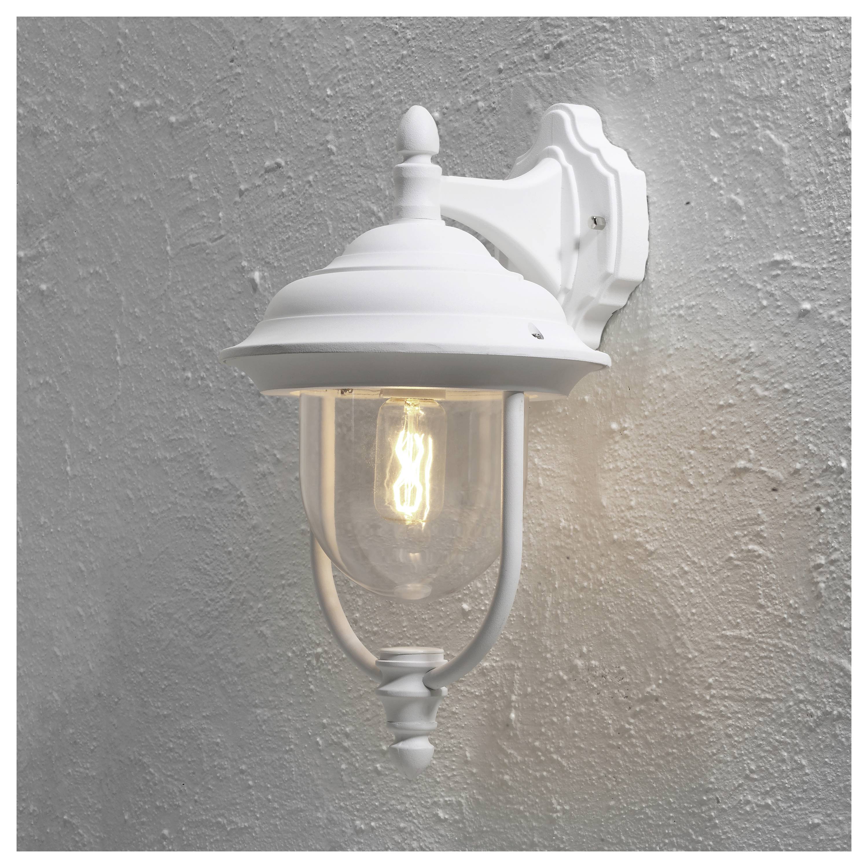 Witte buitenmuurlantaarn met een gloeiende lamp op een gestructureerde grijze muur.