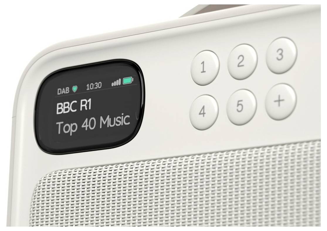 Close-up van een wit digitaal radiodisplay afgestemd op 'BBC R1 Top 40 Music', met zichtbare voorinstellingsknoppen en luidsprekerspeaker.