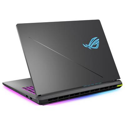Gesloten zwarte gamerlaptop met verlicht RGB-toetsenbord en cyaan logo, weergegeven onder een hoek op een witte achtergrond.