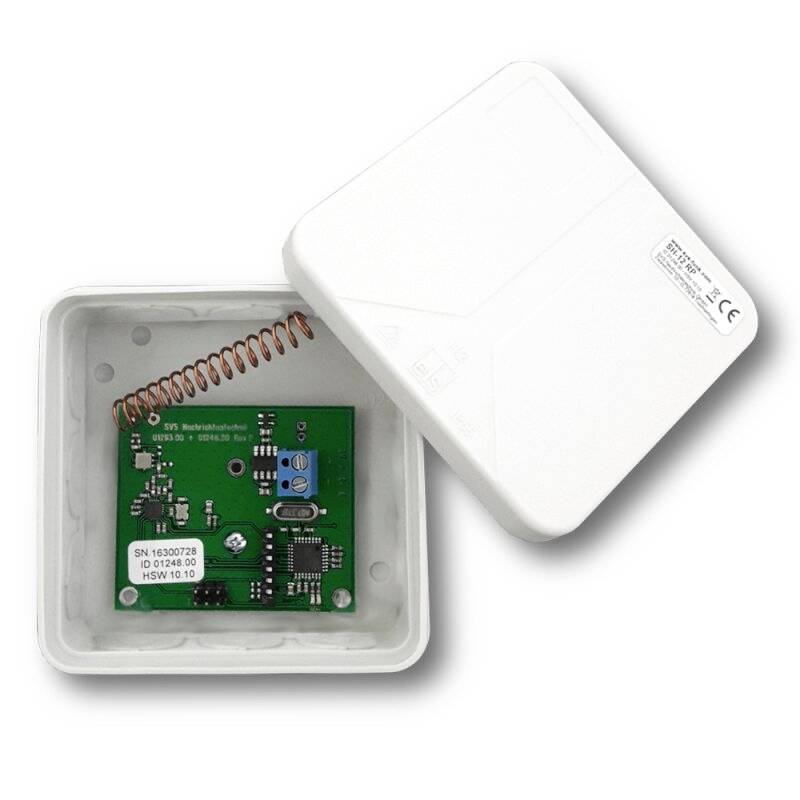 Open witte kunststof elektronische behuizing met verwijderd deksel, met zicht op een groen printplaat en koperen spoel binnenin op een witte achtergrond.