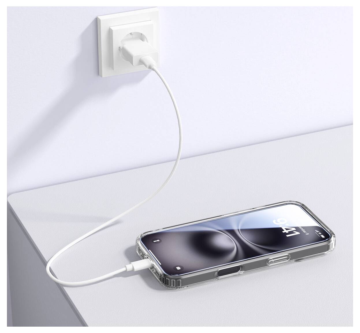Een smartphone die oplaadt op een wit bureau met een kabel aangesloten op een wandcontactdoos.