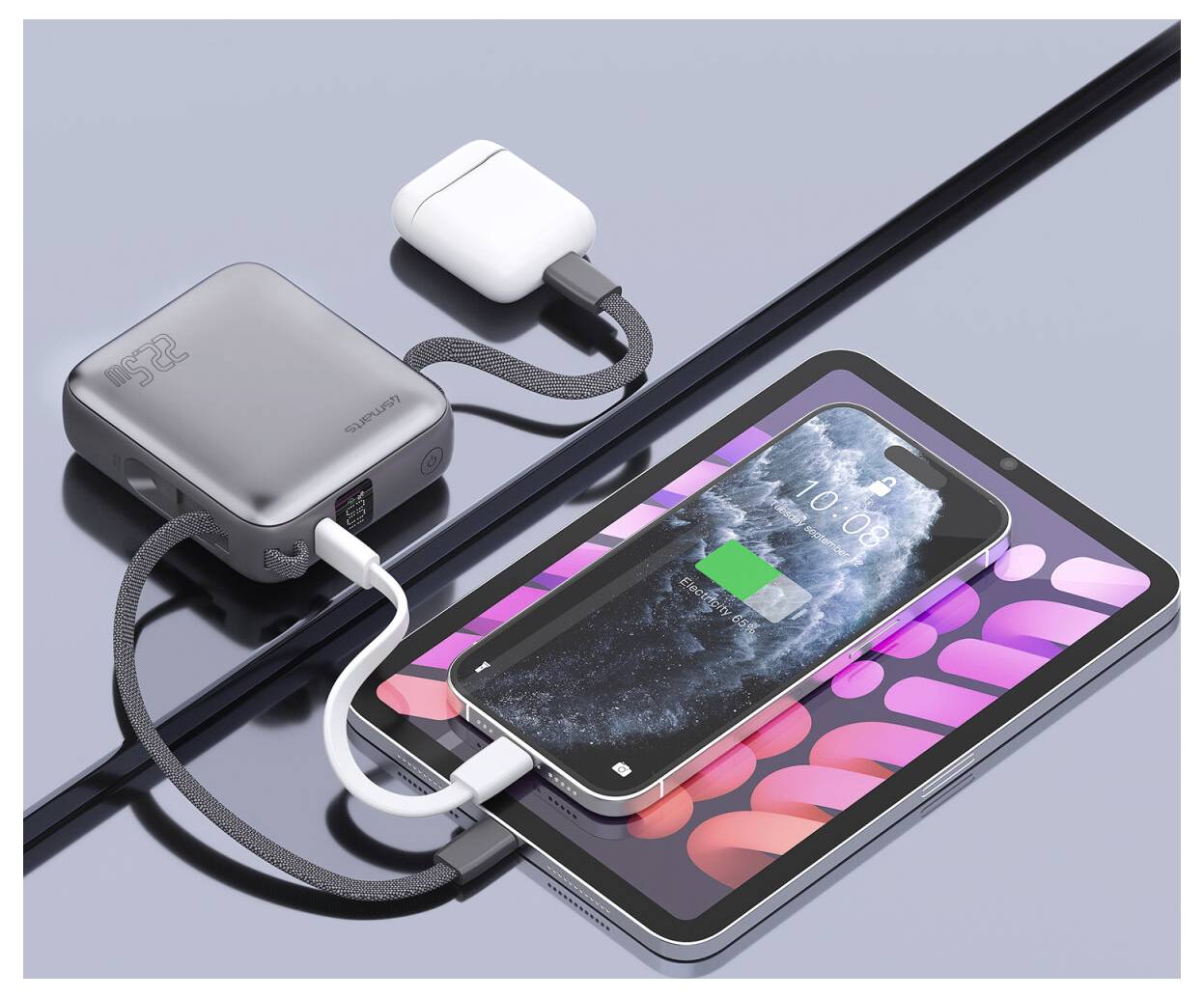 Draagbare powerbank die een smartphone en tablet oplaadt via aangesloten USB-kabels, met een wandlaadadapter in de buurt.