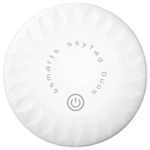 Wit circulair SmartTag-apparaat met een stroompictogram en 'SmartS SkyTag Dous'-tekst rond het midden.