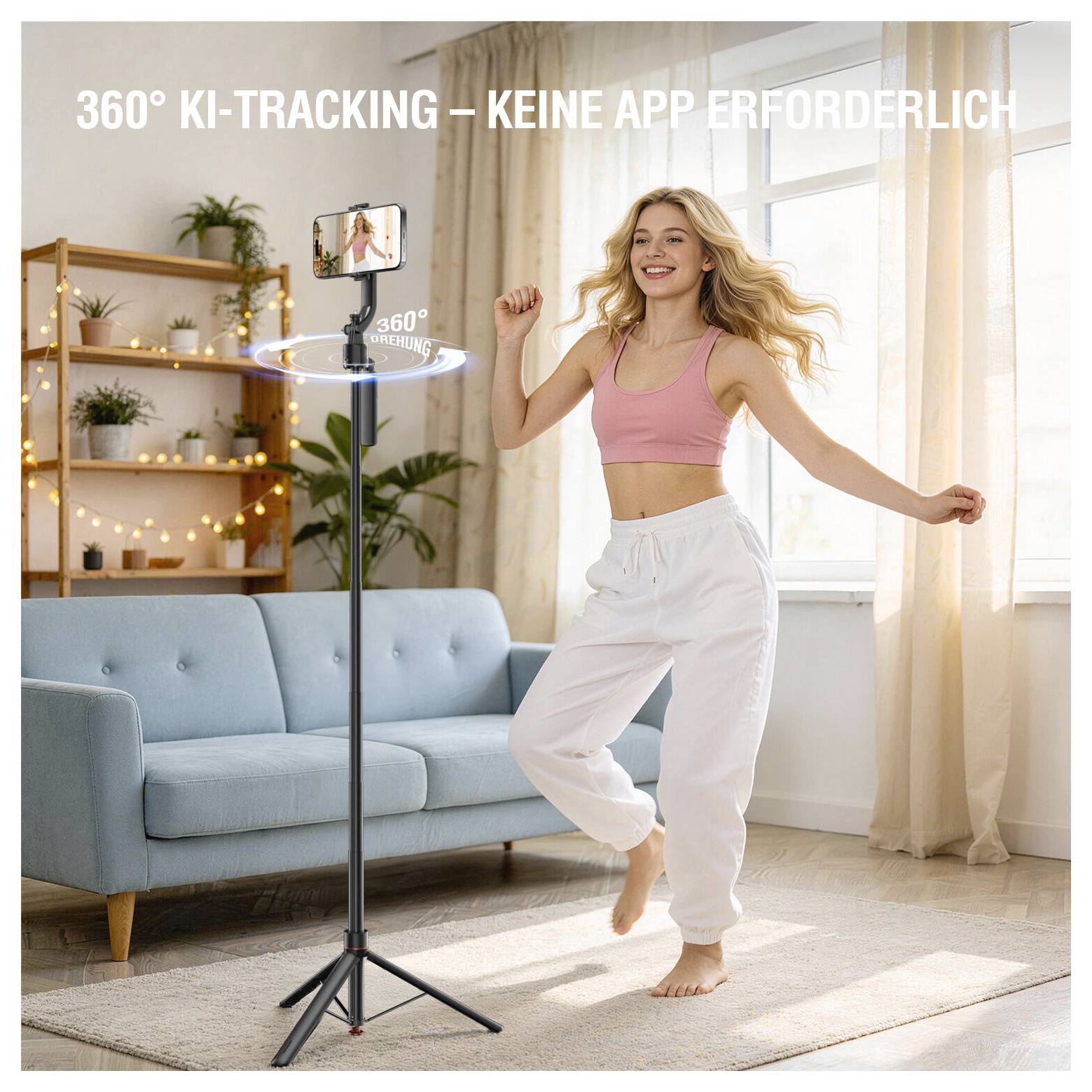 Vrouw die naast een statief met telefoon danst, waarop '360° KI-TRACKING – GEEN APP VEREIST' wordt weergegeven in een heldere woonkamer.