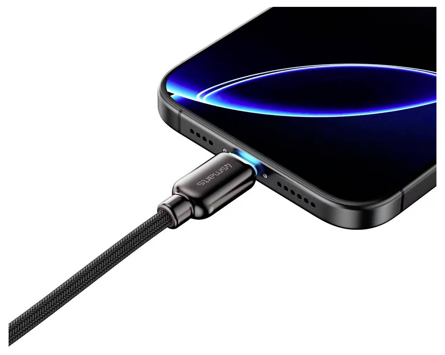 Close-up van een smartphone die wordt opgeladen via een USB-C-kabel, met een gloeiende blauwe ring nabij de poort die aangeeft dat er wordt opgeladen.