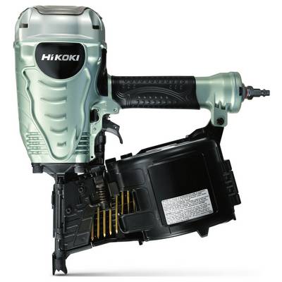 Zijaanzicht van een HiKOKI pneumatische spijkerpistool met groen en zwart lichaam op een witte achtergrond, met zichtbare spijkerkamer en handvat.