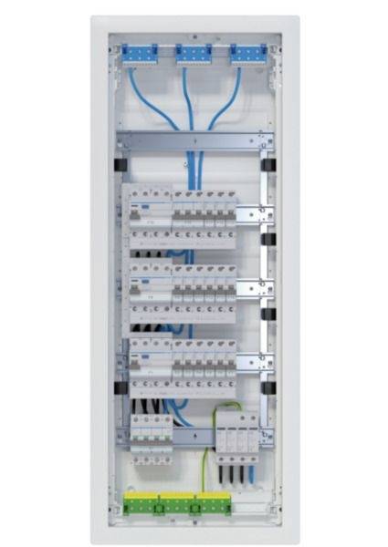 Open elektrisch distributiepaneel met stroomonderbrekers, blauwe bedrading en groen-gele aansluitblokken in een metalen kast.