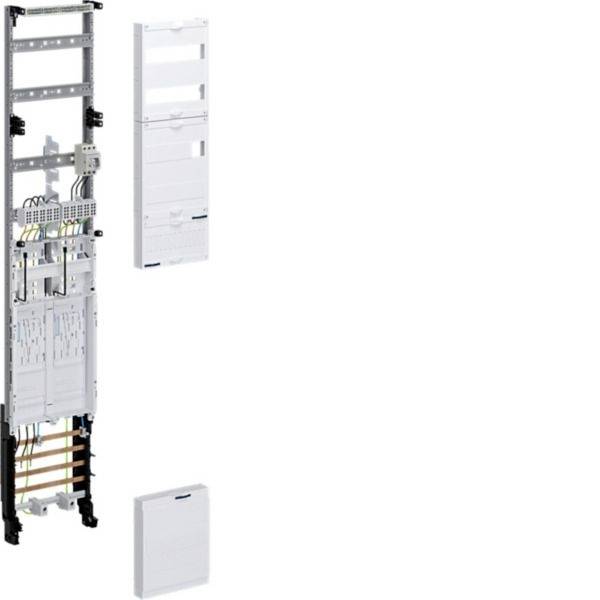 Aan de muur bevestigde elektrische verdeelkast, weergegeven met open deur en interne bedrading en componenten, plus twee verwijderbare witte voorpanelen ernaast.