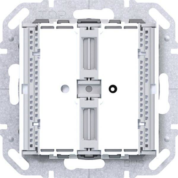 Een witte wandschakelaarplaat met twee knoppen getoond van voren, met een centrale scheidingslijn en zilveren montageframe.