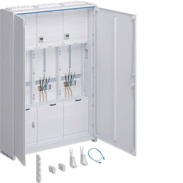 Open elektrische kast met gemonteerde bedradingsmodules en losse installatieaccessoires uitgestald eronder.