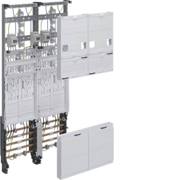 Industrieel elektrisch schakelbord met open interne bedrading en gemonteerde overloopsmodules, plus verwijderde witte frontpanelen afzonderlijk weergegeven.