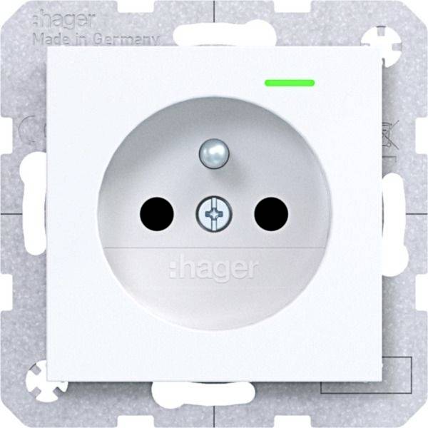 Wit Hager elektrisch wandcontactdoos met twee ronde contacten, een centraal aardingscontact en een klein groen indicatielampje.