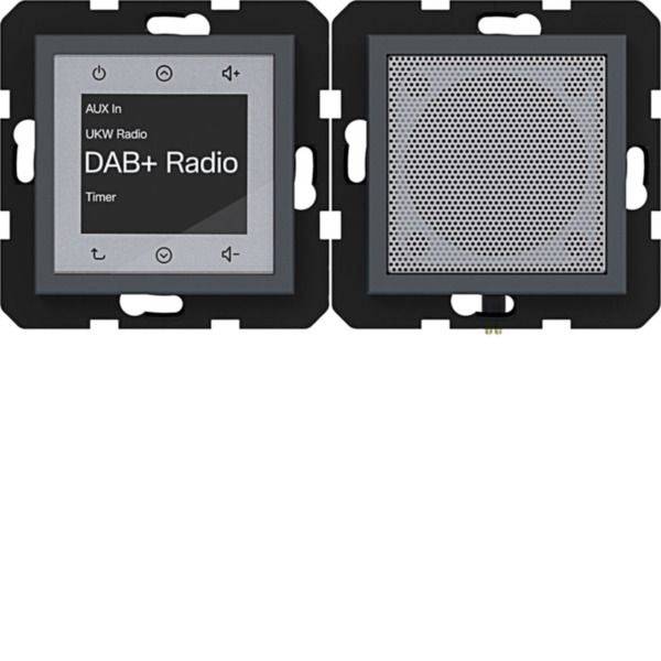 Vierkante ingebouwde digitale radiofrontpaneel, met schermtekst 'DAB+ Radio' en een luidsprekergrill ernaast.