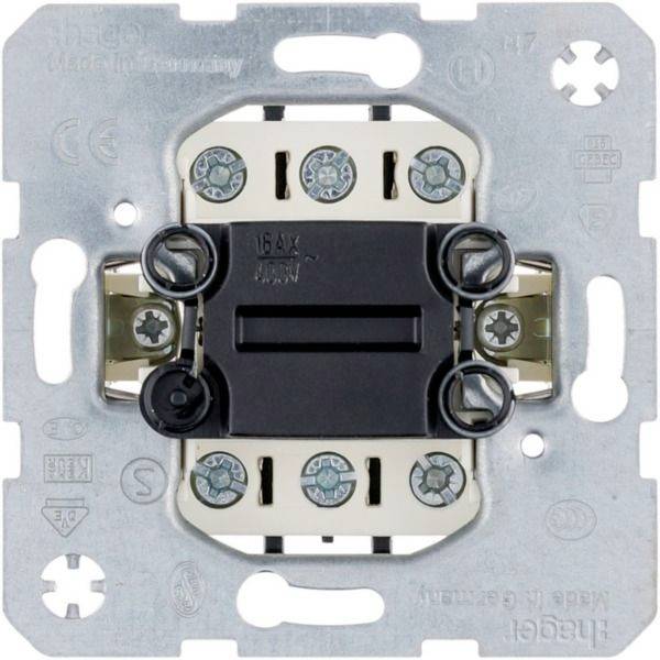 Achteraanzicht van een wandschakelaar met metalen montageplaatje en aansluitschroeven voor elektrische bedrading.