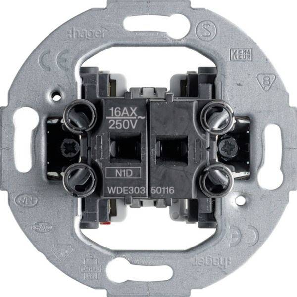 Achterkant van een Hager elektrisch schakelaar mechanisme in een metalen montageframe, gelabeld '16AX 250V' en 'WDE303 50116'.