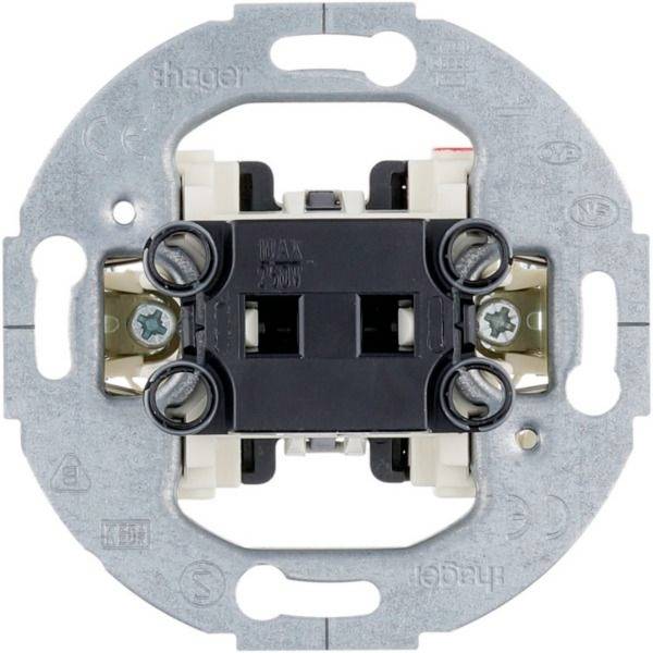 Close-up van een Hager elektrisch schakelingsmechanisme gemonteerd in een metalen frame, geïsoleerd op een witte achtergrond.