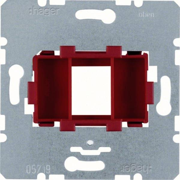 Metalen elektrische montageframe met een rood kunststof inzetje voor een wandschakelaar of stopcontact.
