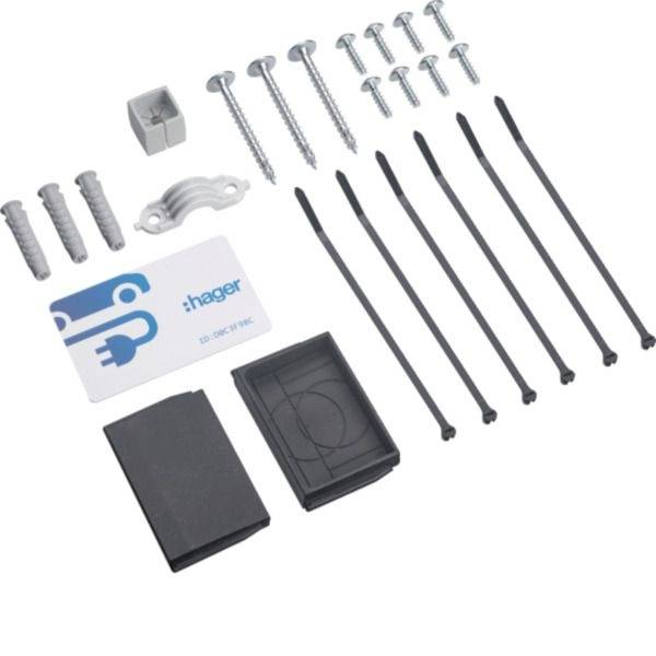 Gemengde hardwareset met schroeven, muurbosjes, een metalen beugel, kabelbinders en twee zwarte kunststofstukken, plus een Hager-labelkaart.