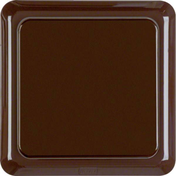 Nahaufnahme van een vierkant bruin chocoladestuk met een glanzend oppervlak en afgeronde hoeken, gecentreerd op een witte achtergrond.