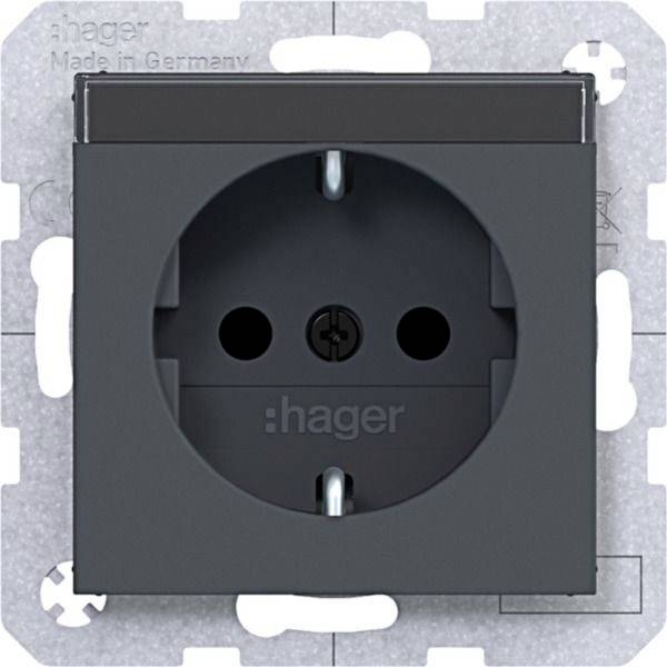 Zwarte Hager elektra wandcontactdoos gemonteerd op een metalen installatiekader, vooraanzicht.
