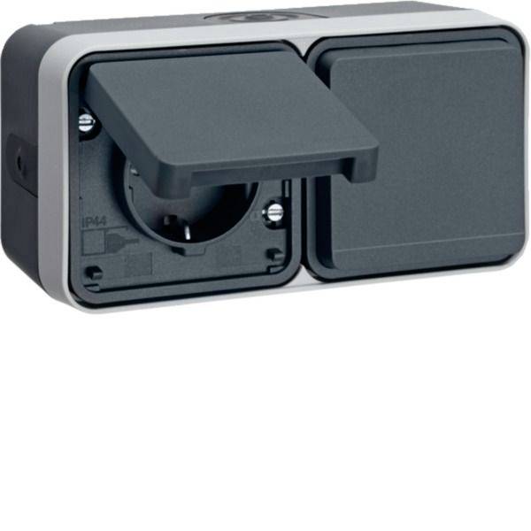 Zwart buitenshuis elektrisch stopcontact met beschermhoes en gesloten contactdoos flap.