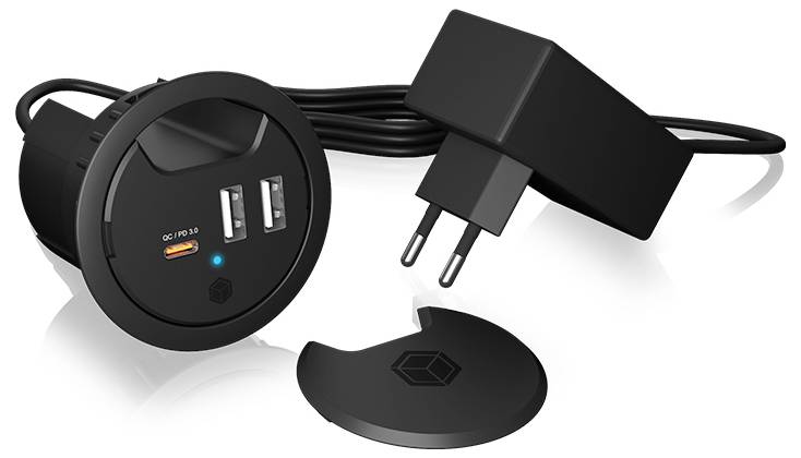Zwarte ronde USB-oplader voor in het dashboard met twee poorten en QC 3.0-label, weergegeven met een stroomadapter en verwijderbare afdekking.