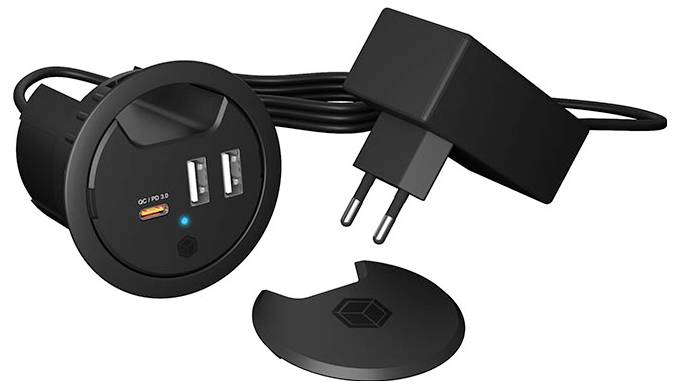 Zwarte dual USB autolader met EU-stekker, met een ronde sockethouder, twee USB-poorten, blauwe indicatorlamp en een verwijderbare afdekking.
