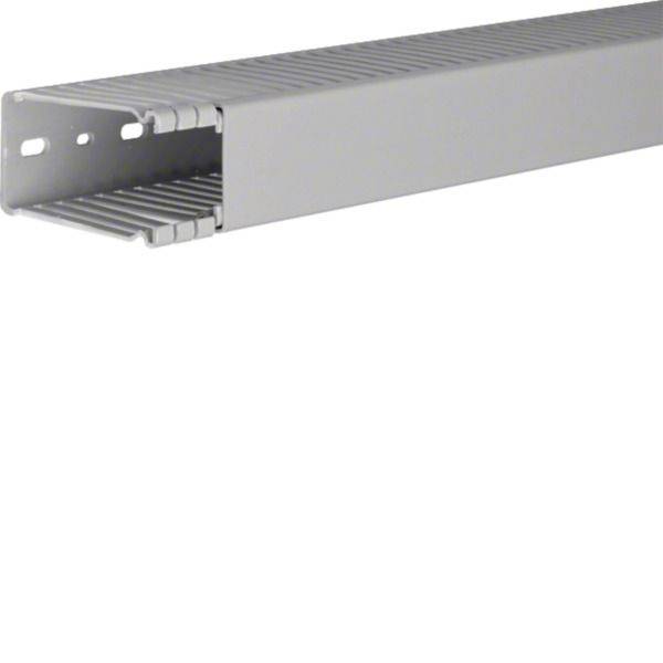 Zilvergekleurde metalen kabelgoot met geperforeerde zijkanten en geribd interieur, weergegeven in perspectief op een witte achtergrond.