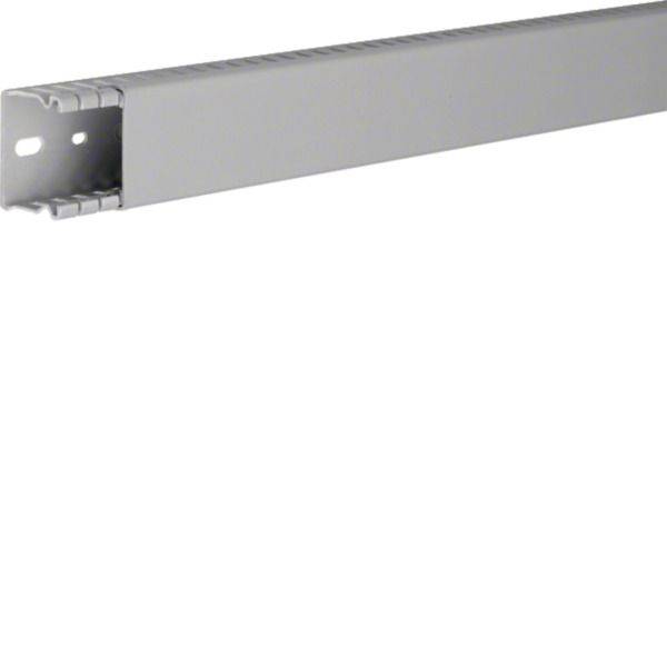 Lange zilveren metalen kanaal of spoor met een gespleten uiteinde, diagonaal weergegeven op een witte achtergrond.