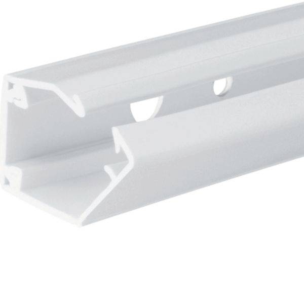 Wit plastic plankdragerails met inkepingen en schuine eindstuk, weergegeven op een effen witte achtergrond.