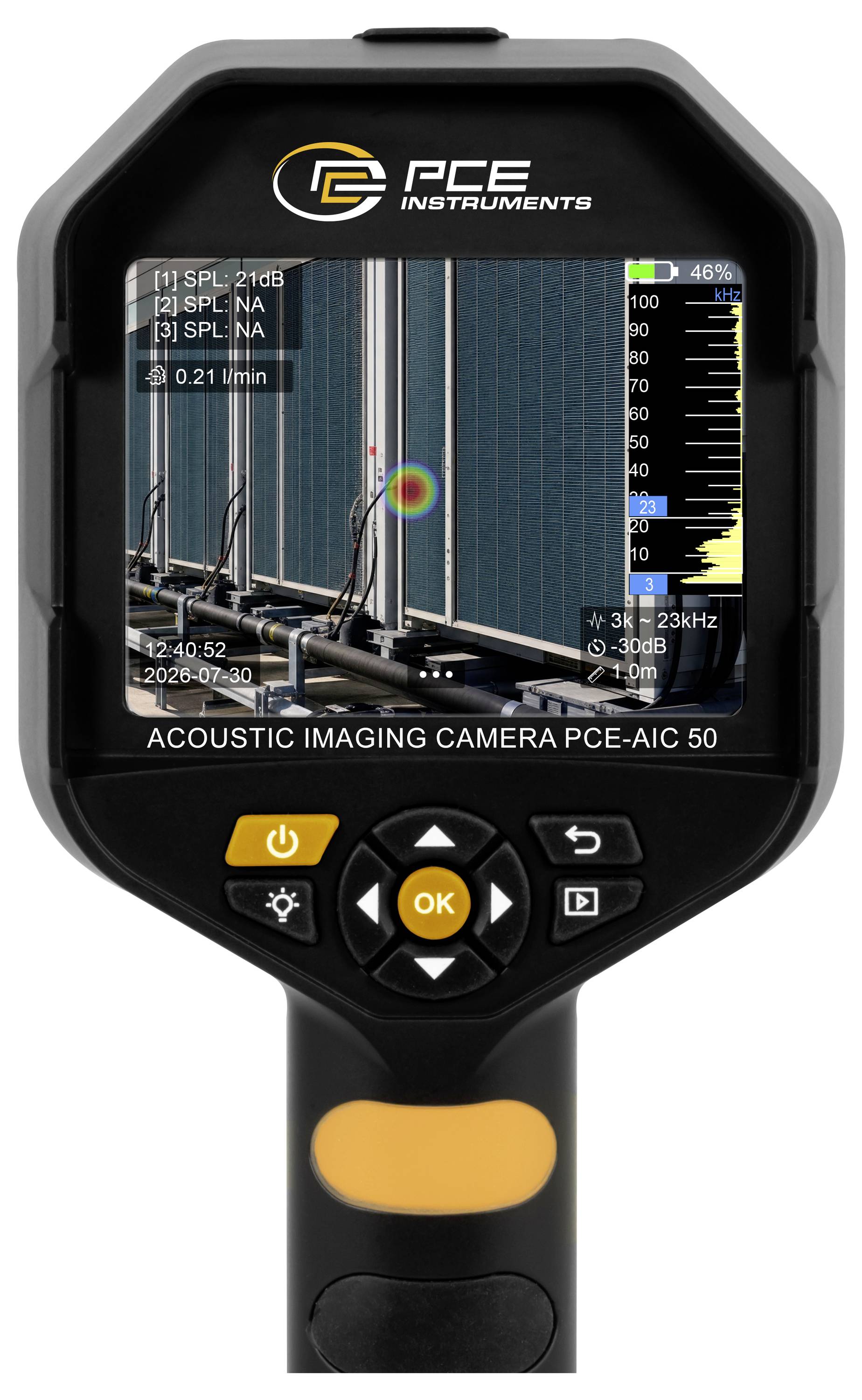 Draagbare ICE Instruments akoestische beeldvormingscamera met een live thermische geluidskaart, decibelschaal en hotspotdetectie op een industriële scène.
