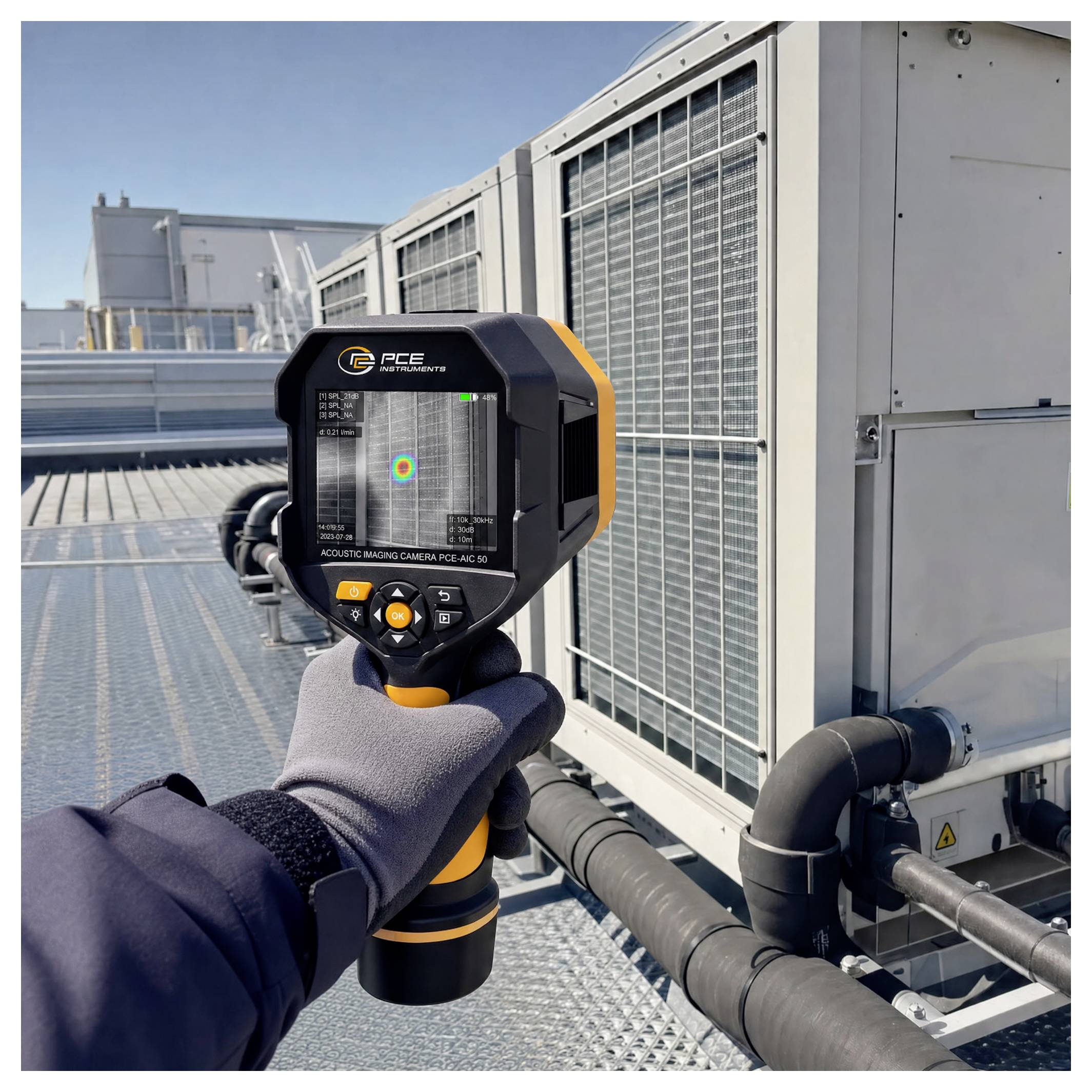Draagbare PCE akoestische beeldvormingscamera gericht op daken geplaatste HVAC-apparatuur, die geluidhotspotdetectie op industriële kanalen en eenheden toont.