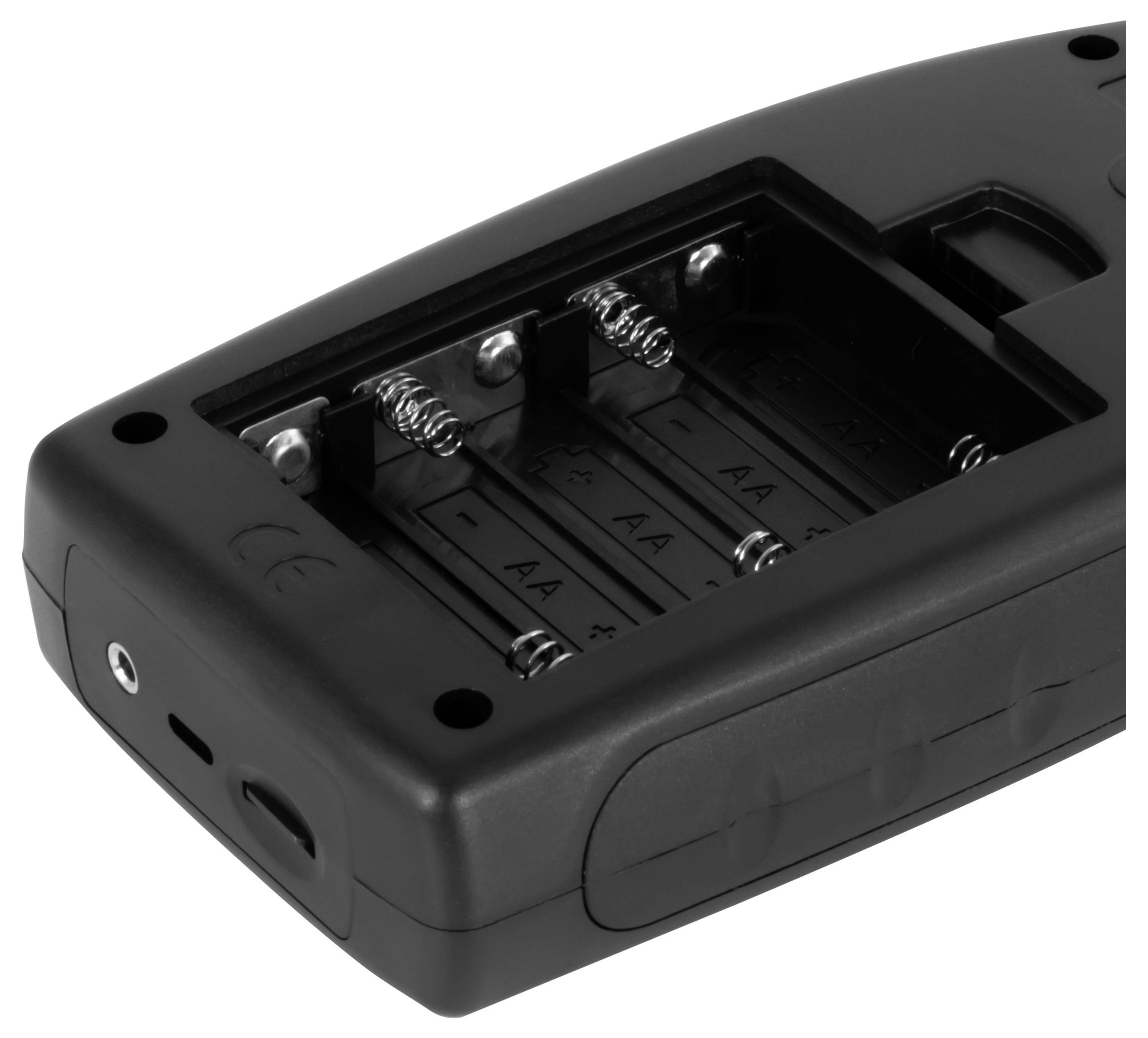 Close-up van een zwarte batterijhouder met een open compartiment voor AA-batterijen en zichtbare metalen veren en contacten.