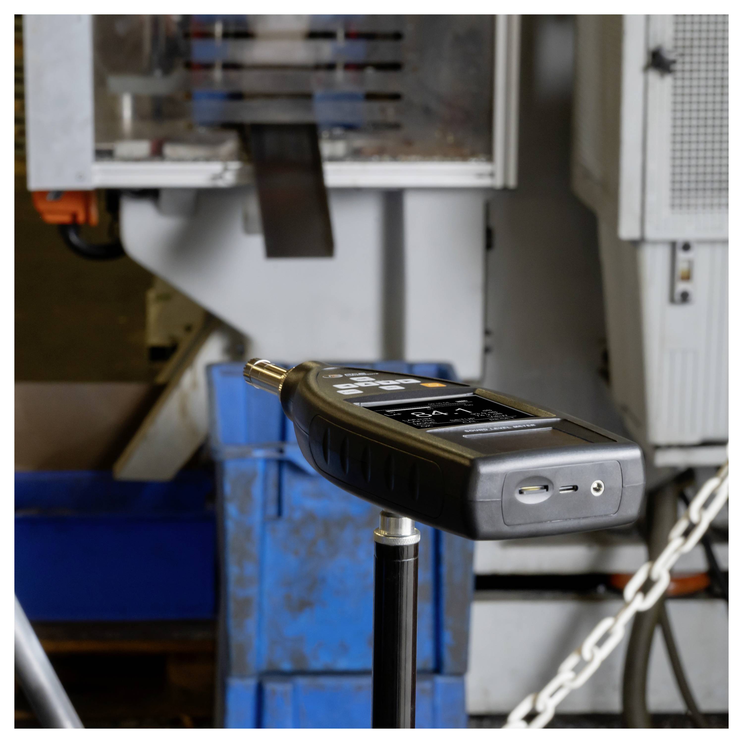 Handheld industrieel inspectieapparaat gemonteerd op een standaard voor machines, met een probe gericht op apparatuur voor meting of testen.