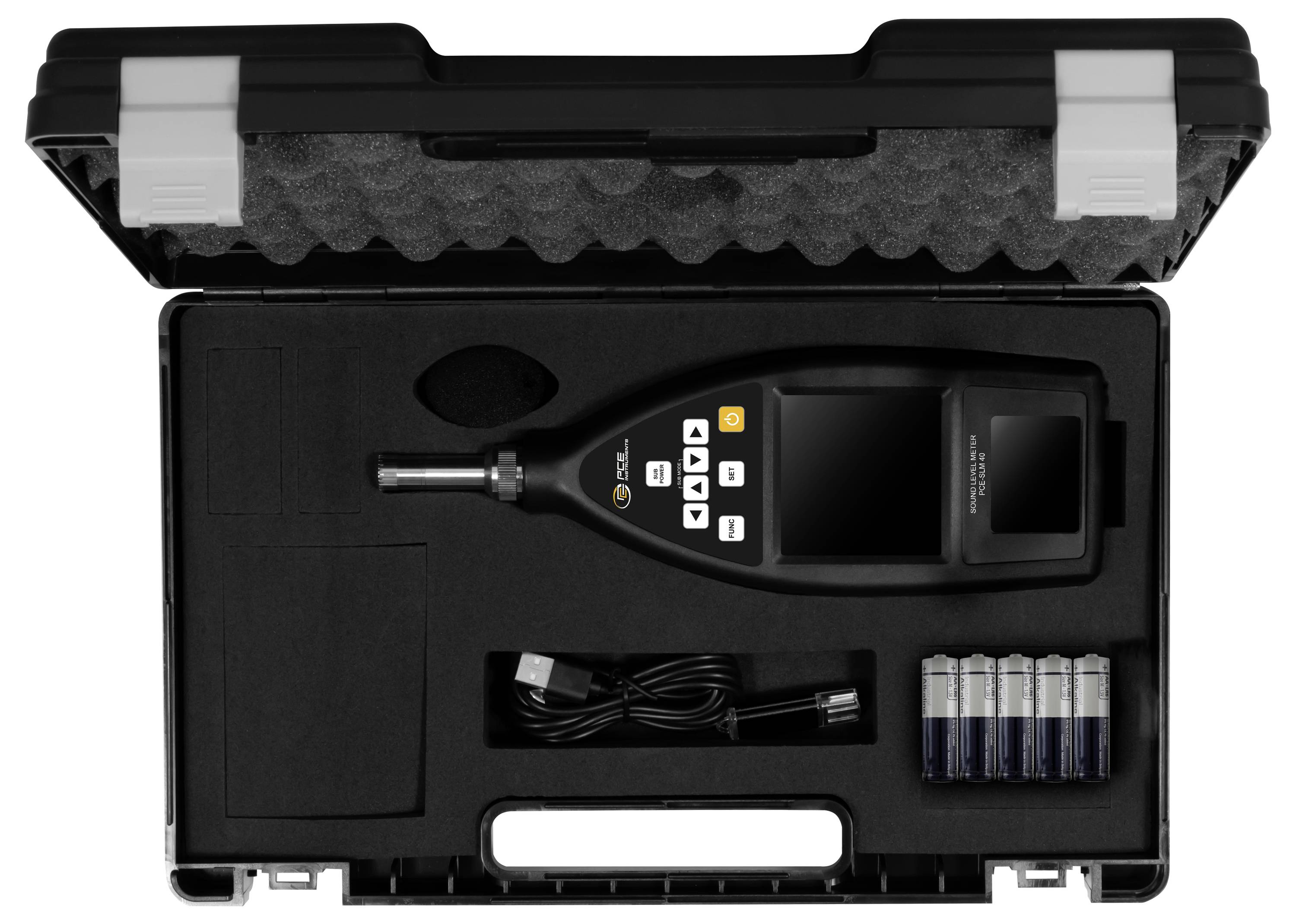 Open zwarte transportkoffer met een draagbare digitale meter, kabel en batterijen, netjes gerangschikt in een schuimstof inzetstuk.