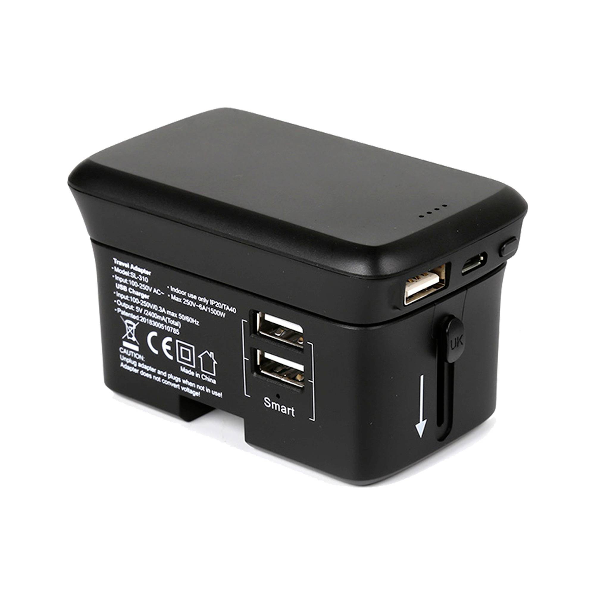 Universele zwarte reisstroomadapter met USB-poorten en schuifbare stekkerkeuzeschakelaar op een witte achtergrond.