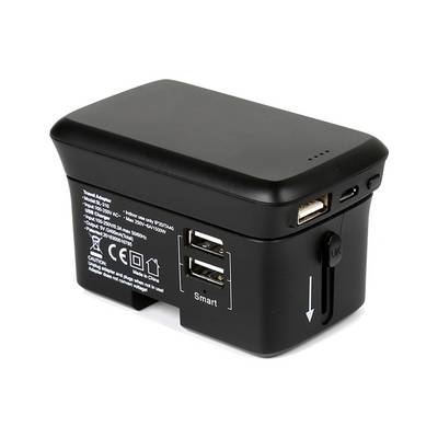 Universele zwarte reisstroomadapter met USB-poorten en schuifbare stekkerkeuzeschakelaar op een witte achtergrond.