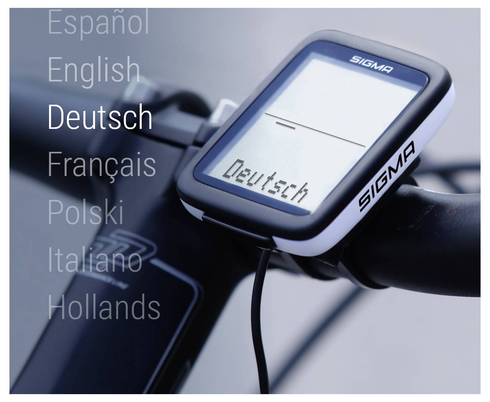 Sigma fietscomputer gemonteerd op het stuur met 'Deutsch' geselecteerd, met een taalmenu met Español, English, Français, Polski, Italiano en Hollands.