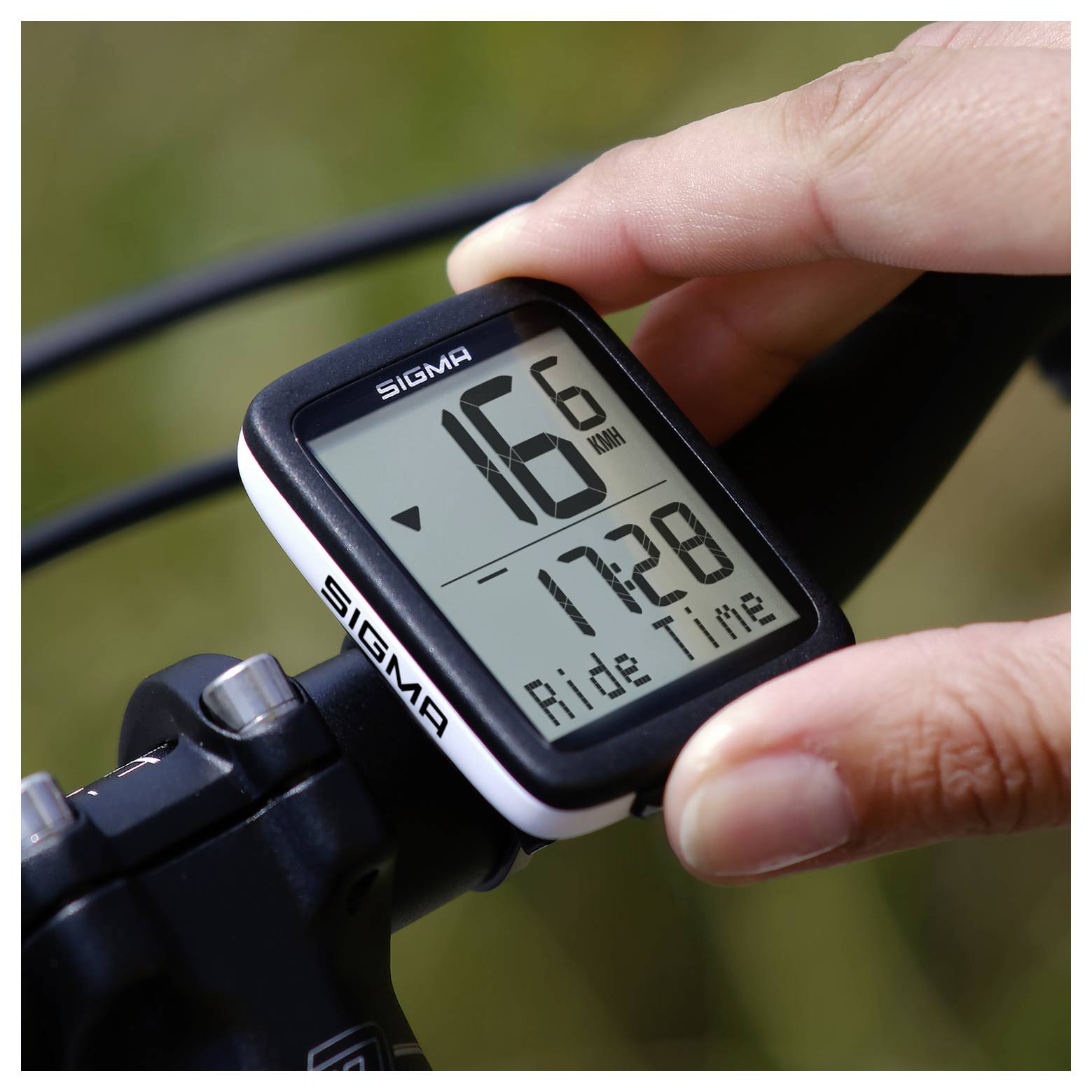 Close-up van een Sigma fietscomputer die op het stuur wordt ingesteld, met 16 km, 17.28 en 'Rijtijd' op het display.