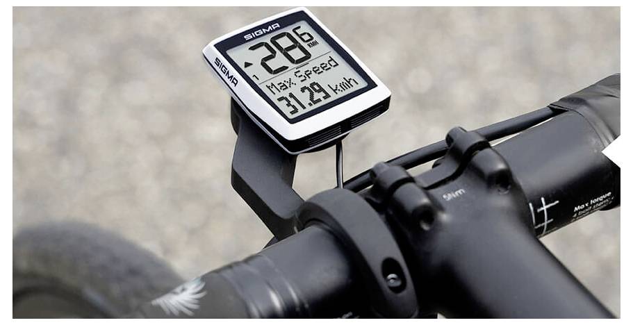 Een op het fietsstuur gemonteerde digitale snelheidsmeter die de snelheid '28.6' en 'Maximale snelheid 31.29 km/h' weergeeft.