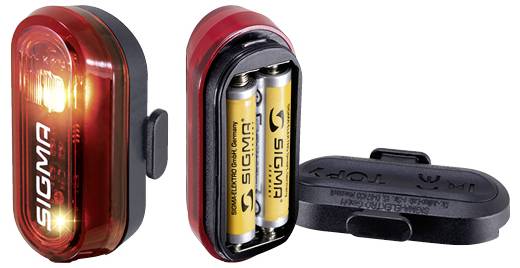 Drie weergaven van een rood SIGMA achterfietslicht: ingeschakeld, met twee zichtbare AA-batterijen, en met het zwarte batterijdeksel verwijderd