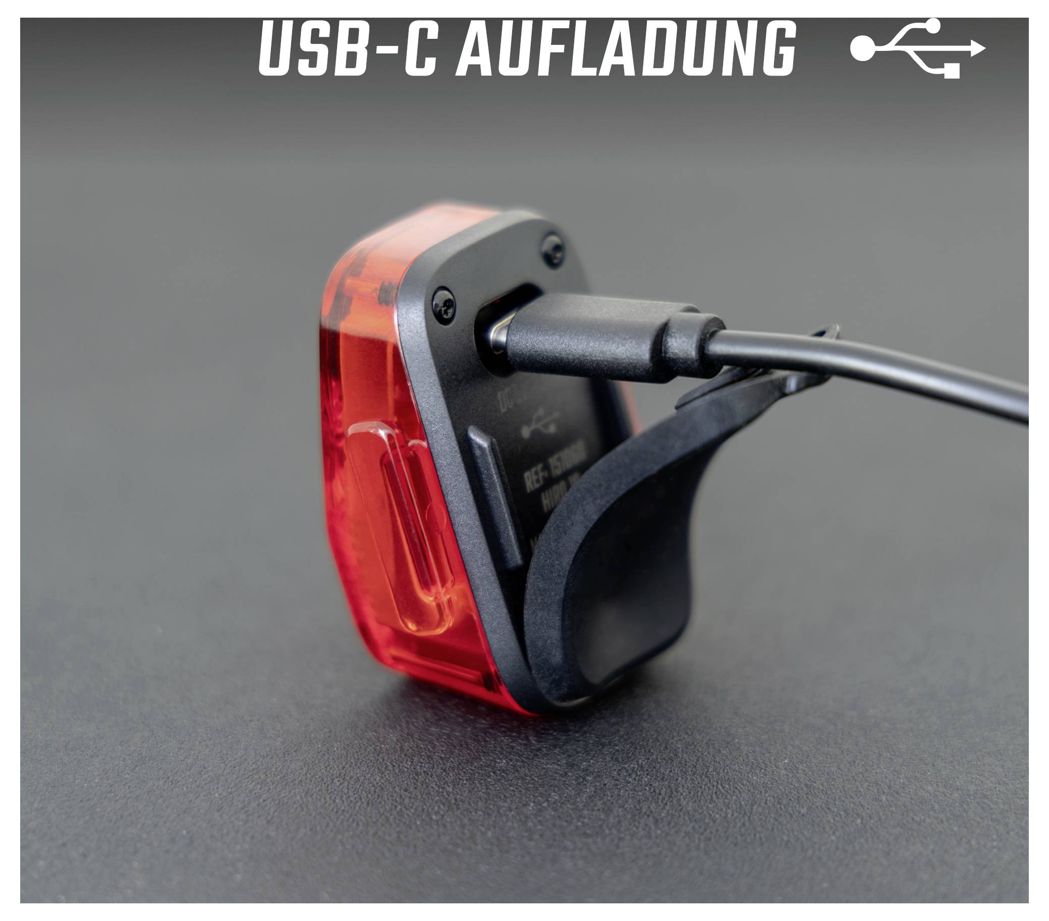 Achterlicht met ingestoken USB-C-oplaadkabel; bovenaan staat 'USB-C OPLADEN' met USB-symbool.