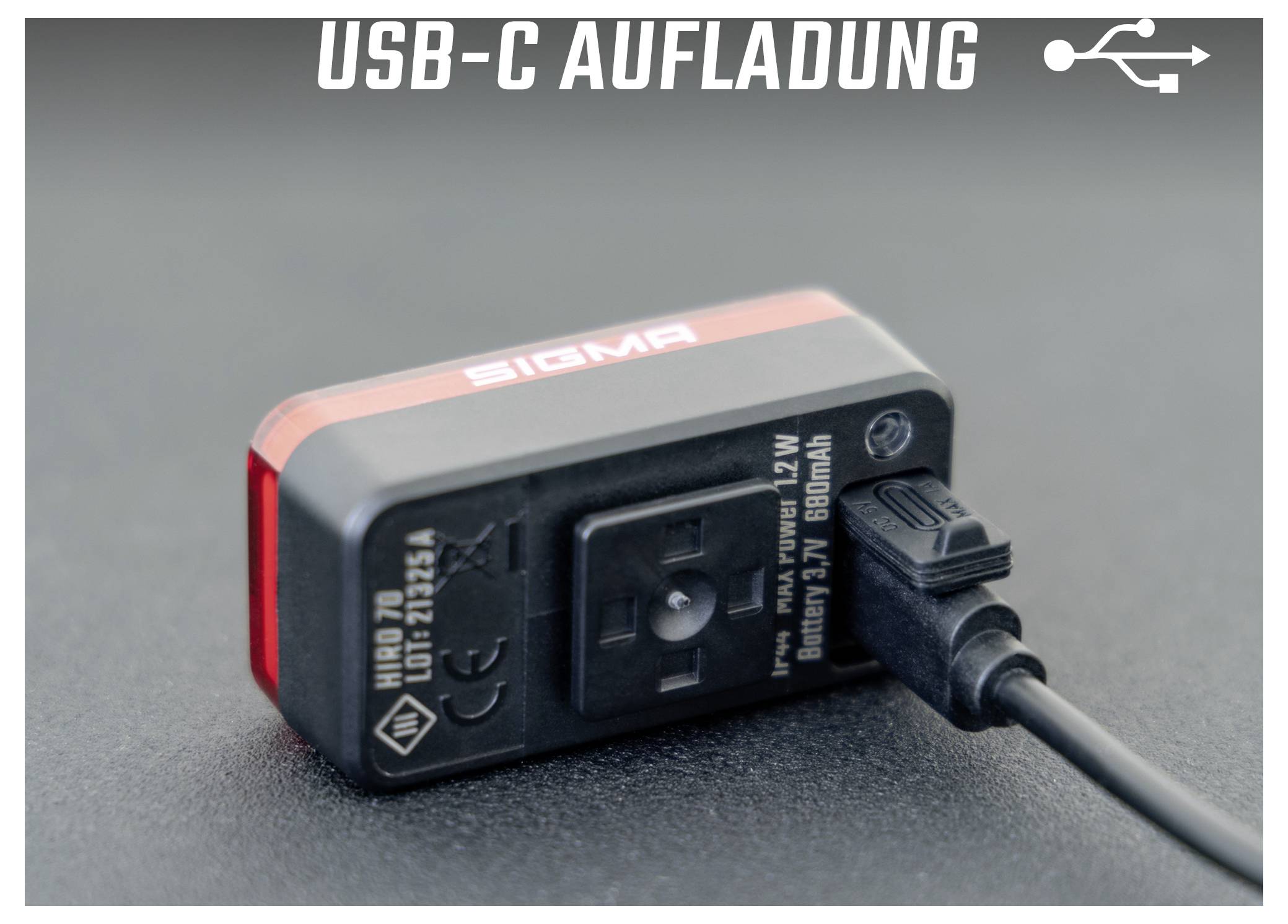 Afbeelding van een Sigma-accu die via USB-C wordt opgeladen; tekst bovenaan: 'USB-C OPLADEN'.