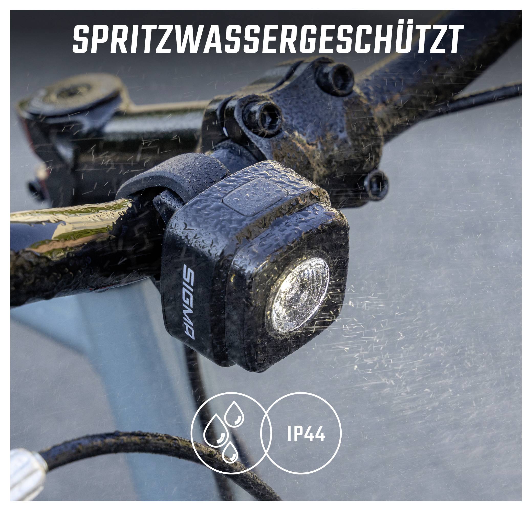 Spatwaterbestendige fietsverlichting met het opschrift 'SPATWATERBESTENDIG' en IP44-symbool; weergegeven onder waterstrahlen.